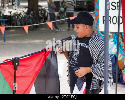 Australie, Canberra, 10 décembre 2023. Journée d’action nationale palestinienne : Mahdi captive à nouveau la foule avec un nouveau rap alors que des centaines de manifestants se rassemblent et marchent en soutien à Gaza et à la Palestine et exigent un cessez-le-feu immédiat. Crédit : Leo Bild/Alamy Live News Banque D'Images