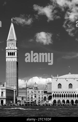 Vue en noir et blanc de la place Saint-Marc et du Palais des Doges contre un ciel magnifique, Venise, Italie Banque D'Images