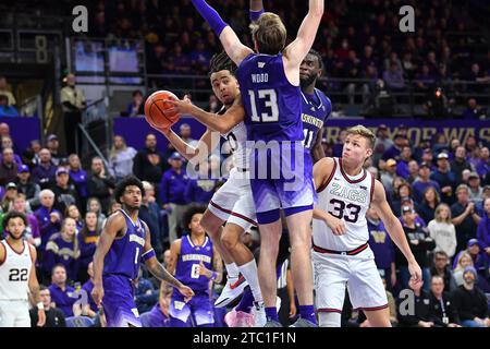 Seattle, WA, États-Unis. 09 décembre 2023. Les Gonzaga Bulldogs gardent Ryan Nembhard (0) lors du match de basket-ball de la NCAA entre les Gonzaga Bulldogs et les Washington Huskies au HEC Edmundson Pavilion à Seattle, WA. Washington a battu Gonzaga 78-73. Steve Faber/CSM/Alamy Live News Banque D'Images