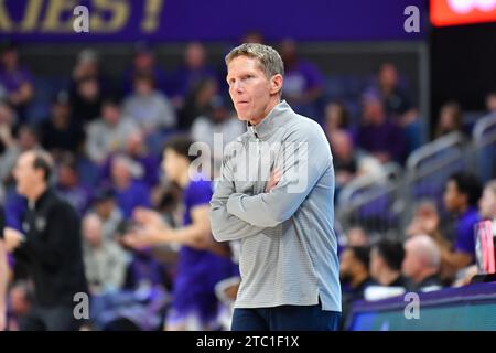 Seattle, WA, États-Unis. 09 décembre 2023. Mark Few, entraîneur-chef de Gonzaga, dans la deuxième moitié du match de basketball de la NCAA entre les Gonzaga Bulldogs et les Washington Huskies au HEC Edmundson Pavilion à Seattle, WA. Washington a battu Gonzaga 78-73. Steve Faber/CSM/Alamy Live News Banque D'Images