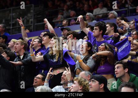 Seattle, WA, États-Unis. 09 décembre 2023. Les étudiants de Washington célèbrent tard dans le match de basket-ball de la NCAA entre les Gonzaga Bulldogs et les Washington Huskies au HEC Edmundson Pavilion à Seattle, WA. Washington a battu Gonzaga 78-73. Steve Faber/CSM/Alamy Live News Banque D'Images