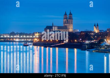 Cathédrale de Magdebourg, à sa droite Monastère de notre-Dame, en face de lui les lumières sont reflétées dans l'Elbe, Magdebourg, Saxe-Anhalt, Allemagne Banque D'Images