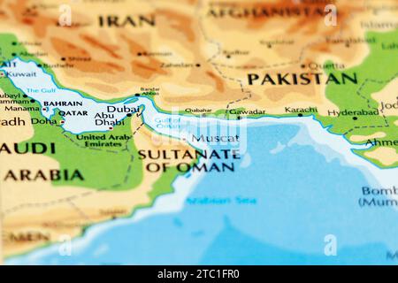 carte du monde des pays du moyen-orient, qatar, oman, émirats arabes unis, bahreïn, dubaï, abudhabi, manama, doha en gros plan Banque D'Images