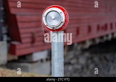 Vue rapprochée d'une borne d'incendie sèche d'un service d'incendie pour un système de gicleurs pour un pont en bois à une voie. Banque D'Images