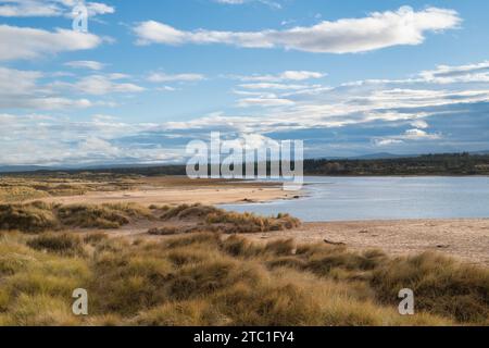 Rivière Lossie et plage est. Lossiemouth, Morayshire, Écosse Banque D'Images