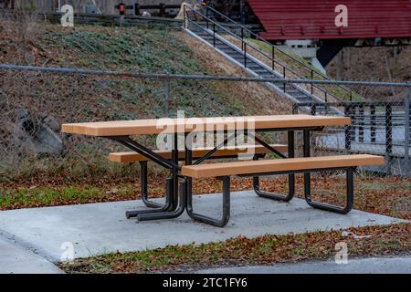 Table de pique-nique ADA accessible en fauteuil roulant avec surface en béton. Banque D'Images