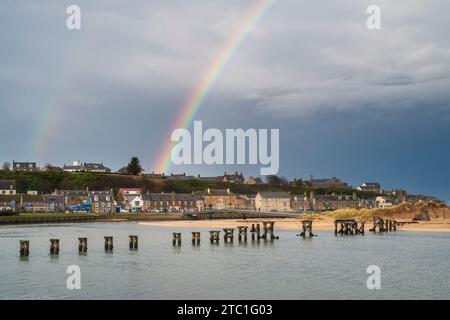 L'ancienne passerelle soutient et arc-en-ciel dans l'après-midi. Lossiemouth, Morayshire, Écosse Banque D'Images