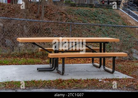 Table de pique-nique ADA accessible en fauteuil roulant avec surface en béton. Banque D'Images