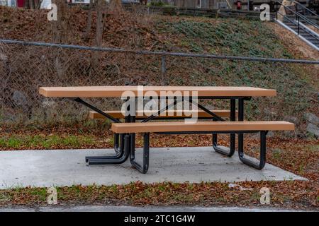 Table de pique-nique ADA accessible en fauteuil roulant avec surface en béton. Banque D'Images