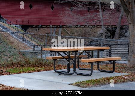 Table de pique-nique ADA accessible en fauteuil roulant avec surface en béton. Banque D'Images