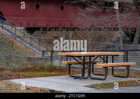 Table de pique-nique ADA accessible en fauteuil roulant avec surface en béton. Banque D'Images