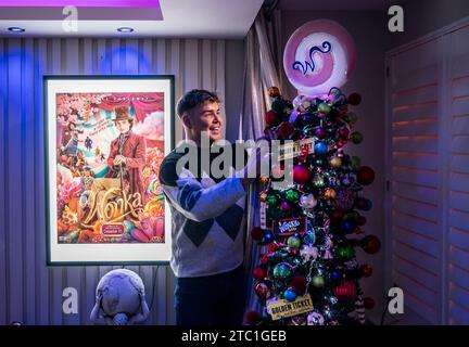 Paul Fenning met la touche finale à sa maison à thème Wonka à Doncaster. Le couple marié Paul et Michael Fenning ont décoré leur maison avec des décorations de Noël Wonka pour coïncider avec la sortie du film Wonka. Date de la photo : Vendredi 8 décembre 2023. Banque D'Images