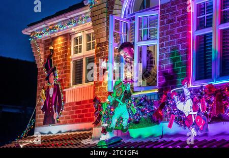 Michael Fenning met la touche finale à sa maison sur le thème Wonka à Doncaster. Le couple marié Michael et Paul Fenning ont décoré leur maison avec des décorations de Noël Wonka pour coïncider avec la sortie du film Wonka. Date de la photo : Vendredi 8 décembre 2023. Banque D'Images