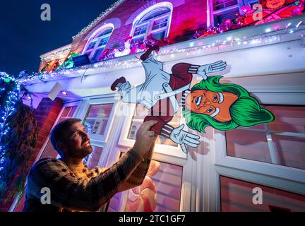 Michael Fenning met la touche finale à sa maison sur le thème Wonka à Doncaster. Le couple marié Michael et Paul Fenning ont décoré leur maison avec des décorations de Noël Wonka pour coïncider avec la sortie du film Wonka. Date de la photo : Vendredi 8 décembre 2023. Banque D'Images