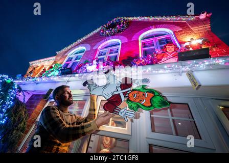 Michael Fenning met la touche finale à sa maison sur le thème Wonka à Doncaster. Le couple marié Michael et Paul Fenning ont décoré leur maison avec des décorations de Noël Wonka pour coïncider avec la sortie du film Wonka. Date de la photo : Vendredi 8 décembre 2023. Banque D'Images