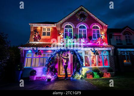 Michael Fenning met la touche finale à sa maison sur le thème Wonka à Doncaster. Le couple marié Michael et Paul Fenning ont décoré leur maison avec des décorations de Noël Wonka pour coïncider avec la sortie du film Wonka. Date de la photo : Vendredi 8 décembre 2023. Banque D'Images