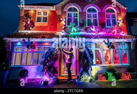 Michael Fenning met la touche finale à sa maison sur le thème Wonka à Doncaster. Le couple marié Michael et Paul Fenning ont décoré leur maison avec des décorations de Noël Wonka pour coïncider avec la sortie du film Wonka. Date de la photo : Vendredi 8 décembre 2023. Banque D'Images