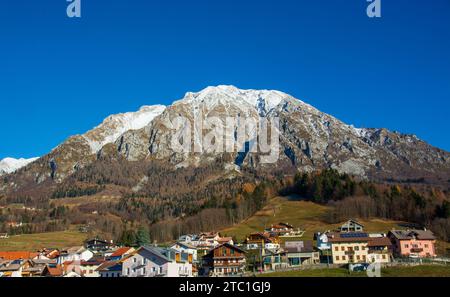 Une neige printanière sur les montagnes de l'Alpago Banque D'Images