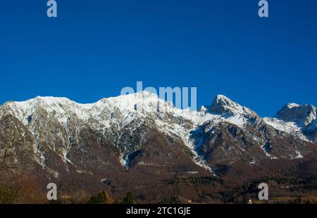 Une neige printanière sur les montagnes de l'Alpago Banque D'Images