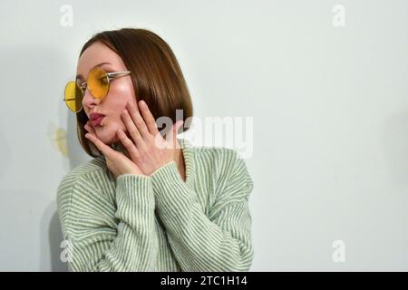 Portrait d'une jeune femme caucasienne portant des lunettes de soleil. Banque D'Images