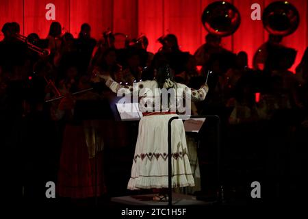 Mexico, Mexique. 09 décembre 2023. Les membres de l’Orchestre Viento Florido, composé de 48 musiciennes de diverses communautés autochtones de l’État d’Oaxaca, accompagnent la chanteuse chilienne mon Laferte dans une salle complète au Palacio de Bellas Artes à Mexico, le 09 décembre 2023. Ils interprètent plusieurs chansons et rendent hommage à Chavela Vargas, Vivir Quintana et Juan Gabriel. (Photo de Gerardo Vieyra/NurPhoto) crédit : NurPhoto SRL/Alamy Live News Banque D'Images