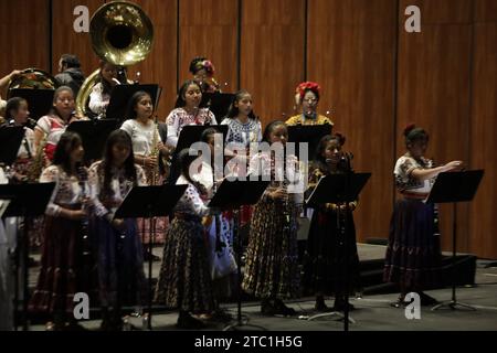 Mexico, Mexique. 09 décembre 2023. Les membres de l’Orchestre Viento Florido, composé de 48 musiciennes de diverses communautés autochtones de l’État d’Oaxaca, accompagnent la chanteuse chilienne mon Laferte dans une salle complète au Palacio de Bellas Artes à Mexico, le 09 décembre 2023. Ils interprètent plusieurs chansons et rendent hommage à Chavela Vargas, Vivir Quintana et Juan Gabriel. (Photo de Gerardo Vieyra/NurPhoto) crédit : NurPhoto SRL/Alamy Live News Banque D'Images