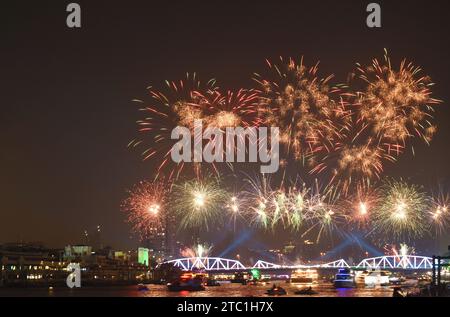 Feux d'artifice de célébration et éclairage au pont commémoratif Phra Phuttha Yodfa fleuve Cho Phraya en Thaïlande Banque D'Images