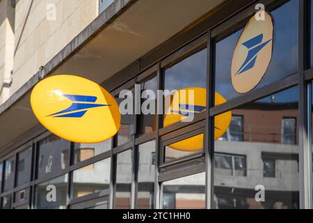 Bordeaux , France - 11 29 2023 : la poste signe marque façade jaune texte logo de la façade de bureau Banque de poste française Banque D'Images