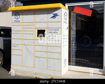 Bordeaux , France - 11 29 2023 : la poste pickup logo marque et signe texte terminal Locker Delivery Store self service livraison magasin magasin à pick u Banque D'Images