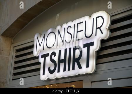 Bordeaux , France - 11 16 2023 : Monsieur tshirt logo magasin de marque et de signe de texte magasin sur façade murale magasin de mode Banque D'Images