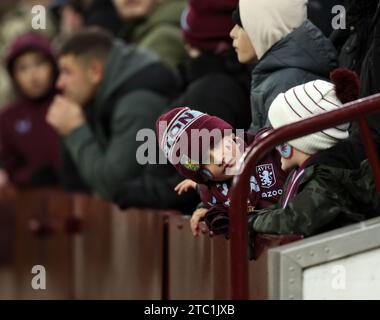 Birmingham, Royaume-Uni. 9 décembre 2023. Un jeune fan d'Aston Villa lors du match de Premier League à Villa Park, Birmingham. Le crédit photo devrait se lire : David Klein/Sportimage crédit : Sportimage Ltd/Alamy Live News Banque D'Images