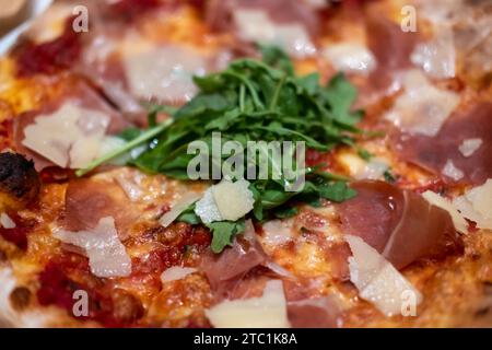 Gros plan de Parma Ham Pizza sur la table. Banque D'Images