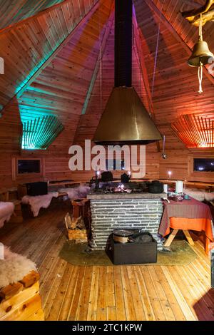 Saariselka, Finlande - 29 novembre 2010 : dans un Sami 'kota' utilisé pour organiser un dîner pour les touristes. Le kota (ou goahti), est une cabane ou tente Sami. IT Banque D'Images