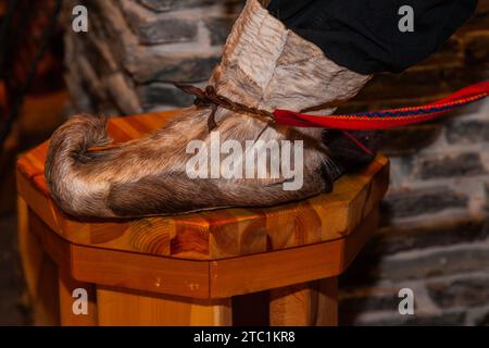 Saariselka, Finlande - 29 novembre 2010 : bottes traditionnelles samis en fourrure de renne. La pointe arrondie évite de trébucher dans la neige. Banque D'Images