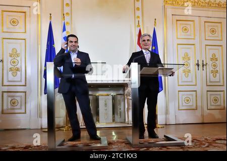 Vienne, Autriche. Le 9 février 2015, le chancelier Werner Faymann (à droite) a reçu le Premier ministre grec Alexis Tsipras (à gauche) pour des entretiens à la Chancellerie fédérale Banque D'Images