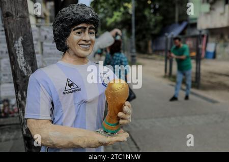 Une statue du défunt joueur de football argentin Diego Maradona, vue dans le secteur des caminitos, avant le changement de gouvernement dans un contexte de bouleversements économiques et sociaux. Le président élu Javier Milei de la Libertad Avanza, un libertaire d’extrême droite qui a fait irruption sur la scène politique Argentine avec des propositions excentriques et radicales, prendra ses fonctions le dimanche 10 décembre, en remplacement du péroniste sortant Alberto Fernández. Milei se décrit comme un libertaire 'anarcho-capitaliste' qui veut réduire drastiquement la taille de l'État et remplacer le peso local par le dollar américain. La nouvelle administration le fera Banque D'Images