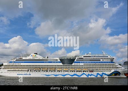 Le navire de croisière AIDAsol au terminal de croisière de Hambourg 'Hamburg Cruise Center Altona' , Allemagne Banque D'Images