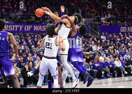 Seattle, WA, États-Unis. 09 décembre 2023. Gonzaga et les joueurs de Washington se battent pour un rebond lors du match de basketball de la NCAA entre les Gonzaga Bulldogs et les Washington Huskies au HEC Edmundson Pavilion à Seattle, WA. Washington a battu Gonzaga 78-73. Steve Faber/CSM/Alamy Live News Banque D'Images