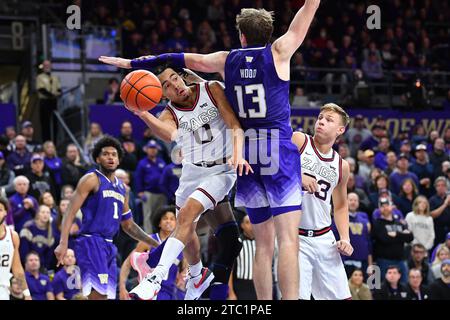 Seattle, WA, États-Unis. 09 décembre 2023. Ryan Nembhard (0 ans), garde des Gonzaga Bulldogs, tente de passer devant l'attaquant des Washington Huskies Moses Wood (13 ans) pour un tir lors du match de basket-ball NCAA entre les Gonzaga Bulldogs et les Washington Huskies au HEC Edmundson Pavilion à Seattle, WA. Washington a battu Gonzaga 78-73. Steve Faber/CSM/Alamy Live News Banque D'Images