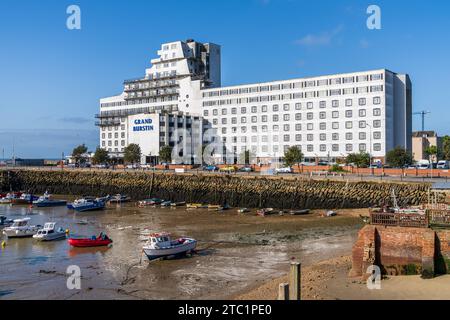 Folkestone, Kent, Angleterre - 08 mai 2022 : l'hôtel Grand Burstin et les bateaux à marée basse dans le port Banque D'Images