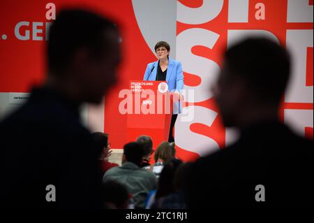 Berlin, Allemagne. 10 décembre 2023. Saskia Esken, présidente du SPD, prend la parole lors de la conférence nationale régulière du SPD au Centre des expositions de Berlin. Du 8 au 10 décembre 2023, les délégués prévoient d’adopter, entre autres, une motion clé sur la modernisation de l’Allemagne, avec laquelle le SPD veut se positionner pour les prochaines élections fédérales de 2025. Crédit : Bernd von Jutrczenka/dpa/Alamy Live News Banque D'Images