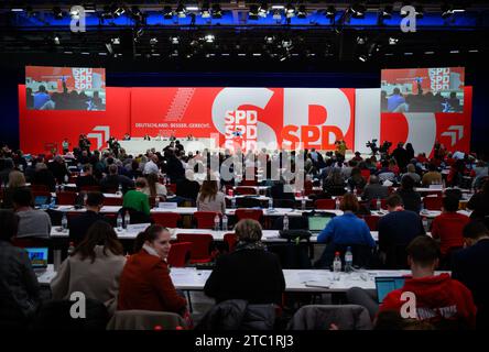 Berlin, Allemagne. 10 décembre 2023. Saskia Esken, présidente du SPD, prend la parole lors de la conférence nationale régulière du SPD au Centre des expositions de Berlin. Du 8 au 10 décembre 2023, les délégués prévoient d’adopter, entre autres, une motion clé sur la modernisation de l’Allemagne, avec laquelle le SPD veut se positionner pour les prochaines élections fédérales de 2025. Crédit : Bernd von Jutrczenka/dpa/Alamy Live News Banque D'Images