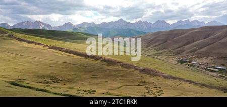 (231210) -- LANZHOU, 10 décembre 2023 (Xinhua) -- cette photo aérienne prise le 16 juillet 2023 montre une partie de la Grande Muraille dans le comté autonome tibétain de Tianzhu à Wuwei, dans la province du Gansu, au nord-ouest de la Chine. La province du Gansu abrite plusieurs sections de la Grande Muraille qui totalisent 3 654 kilomètres de longueur. Le corridor Hexi, une partie essentielle de l'ancienne route de la soie serpentant à travers le sud de la province, possède plus de 1 400 kilomètres du mur construit sous la dynastie Han (202 BC-220 AD), et plus de 1 200 kilomètres érigés sous la dynastie Ming (1368-1644). Gansu est donc surnommé 'un mu à ciel ouvert Banque D'Images