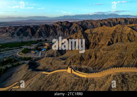 (231210) -- LANZHOU, 10 décembre 2023 (Xinhua) -- cette photo aérienne prise le 15 juillet 2023 montre une partie de la Grande Muraille dans la ville de Jiayuguan, dans la province du Gansu, au nord-ouest de la Chine. La province du Gansu abrite plusieurs sections de la Grande Muraille qui totalisent 3 654 kilomètres de longueur. Le corridor Hexi, une partie essentielle de l'ancienne route de la soie serpentant à travers le sud de la province, possède plus de 1 400 kilomètres du mur construit sous la dynastie Han (202 BC-220 AD), et plus de 1 200 kilomètres érigés sous la dynastie Ming (1368-1644). Gansu est donc surnommé « un musée en plein air de la Grande Muraille ». (Xi Banque D'Images