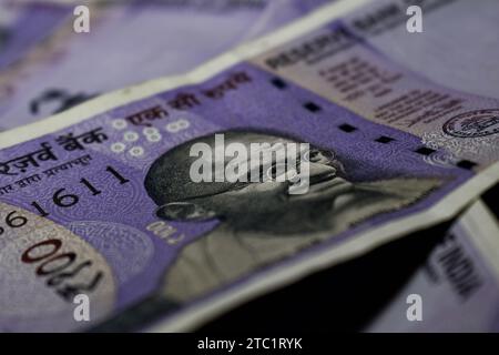 Mahatma Gandhi en monnaie indienne de cent roupies. Fonds d'écran et fonds d'écran de devises, trading, monétisation, finance, investissement et concepts d'affaires Banque D'Images