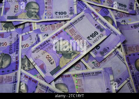 Mahatma Gandhi en monnaie indienne de cent roupies. Fonds d'écran et fonds d'écran de devises, trading, monétisation, finance, investissement et concepts d'affaires Banque D'Images