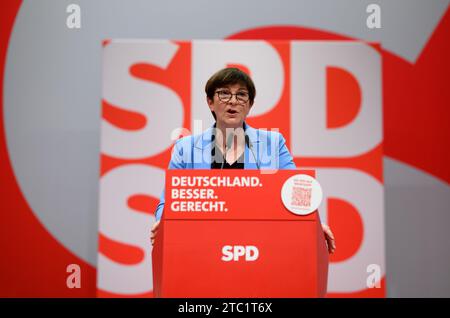 Berlin, Allemagne. 10 décembre 2023. Saskia Esken, présidente du SPD, prend la parole lors de la conférence nationale régulière du SPD au Centre des expositions de Berlin. Du 8 au 10 décembre 2023, les délégués prévoient d’adopter, entre autres, une motion clé sur la modernisation de l’Allemagne, avec laquelle le SPD veut se positionner pour les prochaines élections fédérales de 2025. Crédit : Bernd von Jutrczenka/dpa/Alamy Live News Banque D'Images