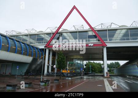 Amsterdam, pays-Bas - août 21 2016 : station de métro et de train de Duivendrecht avec parking pour vélos Banque D'Images