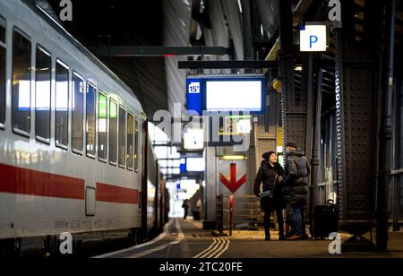 AMSTERDAM - voyageurs sur un Intercity à Berlin à la gare centrale d'Amsterdam. Le train international a un nouveau temps de trajet et arrive à Berlin une demi-heure plus vite. ANP KOEN VAN WEEL netherlands Out - belgique Out Banque D'Images