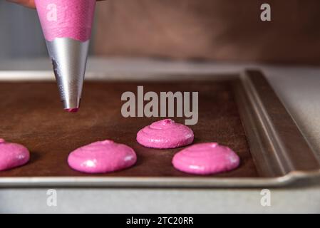 fermer les macarons à pipe sur du papier parchemin en cercles Banque D'Images